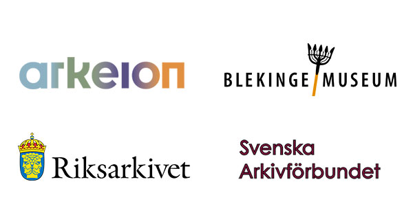Illustration med fyra logotyper i rutnät: Arkeion i färg, Blekinge museum med tridentsymbol, Riksarkivet med blågul sköld och krona, samt Svenska Arkivförbundet i röd text.